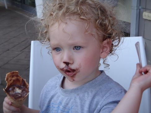 ילד אוכל גלידה